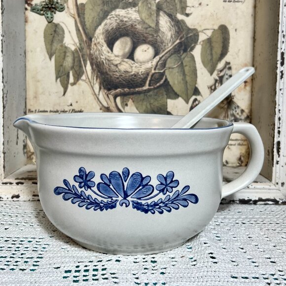 Pfaltzgraff Yorktowne 2 1/2 qt. Stoneware Batter Bowl with Pour Spout - Pfaltzgr - Picture 1 of 8